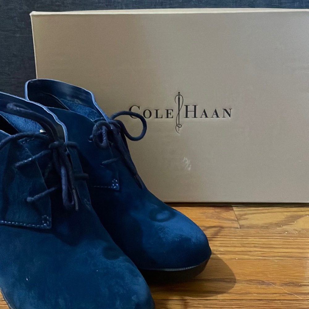 Never worn COLE HAAN Britt Chukka Blazer Blue SUEDE (genuine) size 7